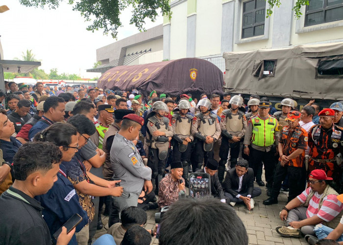 Warga dan Netizen Soroti Unjuk Rasa di KPUD Subang 