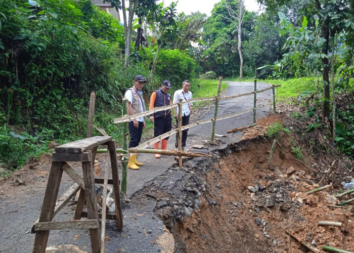 Jalan Dua Desa Terputus Tergerus Longsor di Sindangkerta KBB, Warga Diminta Menghindar
