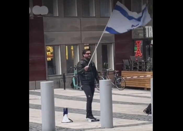 Berulah Lagi, Salwan Momika Injak Al-Quran Sambil Cium Bendera Israel di Swedia