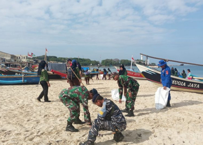 Masyarakat Gelar Aksi Bersih-Bersih Sampah di Pantai Santolo Garut