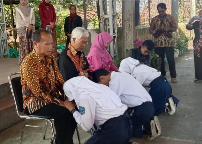 Diiringi Pedang Pora dan Tarian Tradisional, SMPN 1 Cisarua KBB Gelar Kelulusan Kelas 9