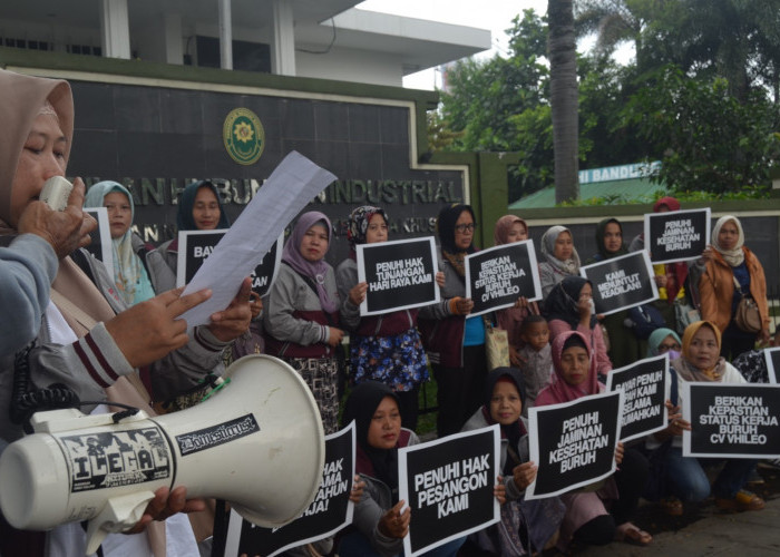 Puluhan Buruh Perempuan CV Vhileo Geruduk Pengadilan Negeri Bandung Tuntut Hak Dasar   