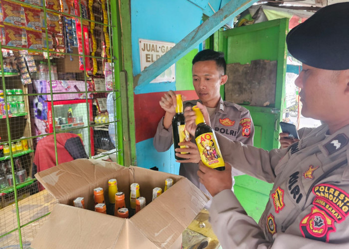 Warung Pinggir Jalan Katapang Bandung di Razia, Polisi Amankan Puluhan Botol Minol Tanpa Izin