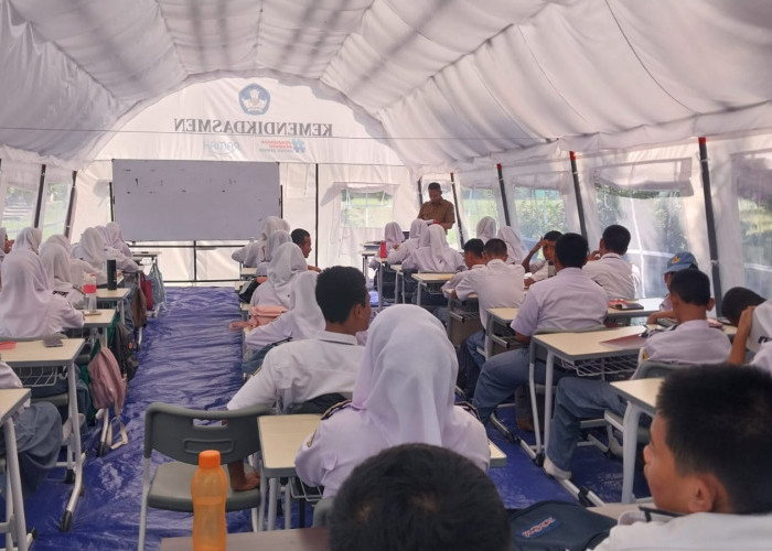 Siswa SMK Negeri 1 Cileungsi Sebut Belajar di Tenda Gerah, Lebih Pilih KBM di Halaman Sekolah