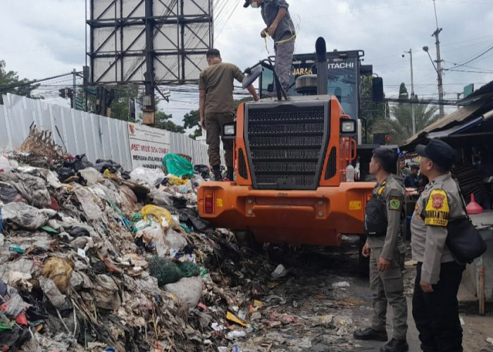 Tumpukan Sampah di Samping Pasar Lama Ciparay Diangkut, Alat Berat Diturunkan