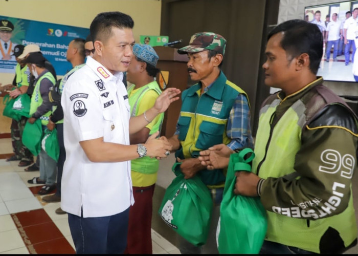 Buktikan Janjinya, Bupati Bandung Bagikan 11 Ribu Paket Sembako Bagi Pengemudi Opang dan Petugas Kebersihan