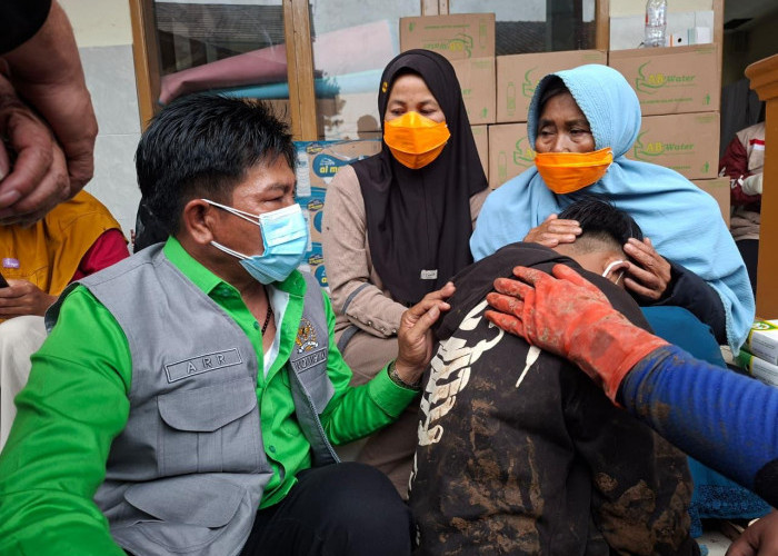 Anggota Komisi IX DPR RI,  Asep Romy Romaya Sambangi Para Korban Bencana Cisarua