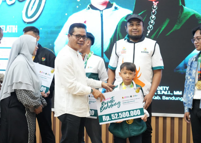 Kang DS Beri Uang 'Kadeudeuh' bagi Atlet dan Pelatih Peraih Medali FORNAS VIII NTB 2025