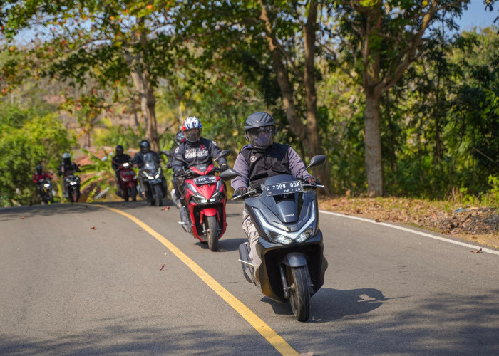 Hadapi Musim Hujan, Pengendara Motor Perlu Kuasai Teknik Pengereman dan Jaga Jarak Aman
