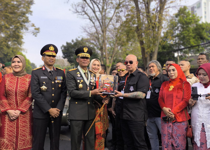 Wakili Tokoh Pemuda Jabar, Ade Lendeng Berikan Penghargaan Kepada Pangdam III Siliwangi