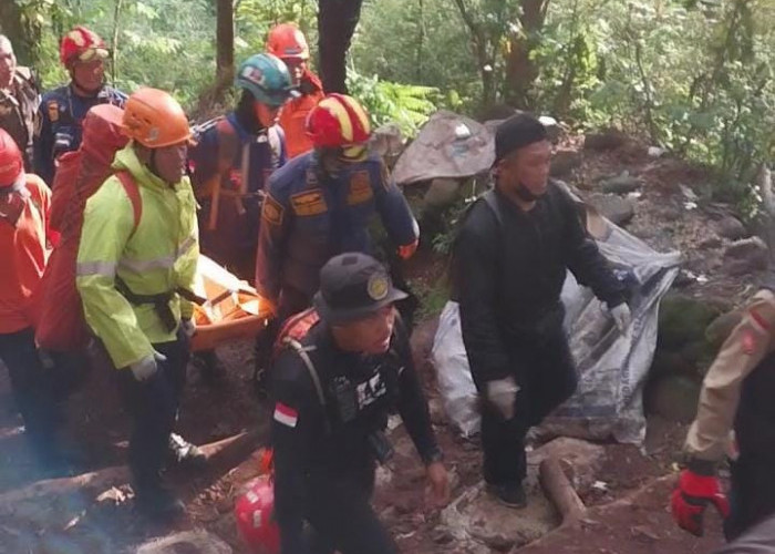 Proses Evakuasi Jenazah Pria Hilang di Gunung Salak Berlangsung 9 Jam