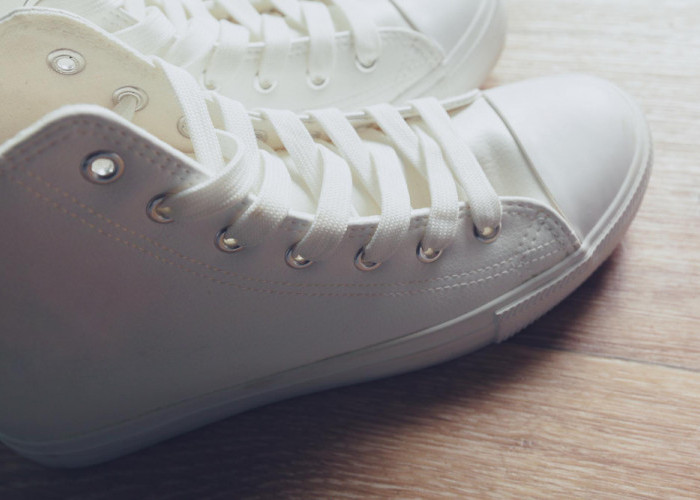 10 Tips Efektif Membersihkan Sepatu Sneakers agar Tetap Bersih dan Kinclong