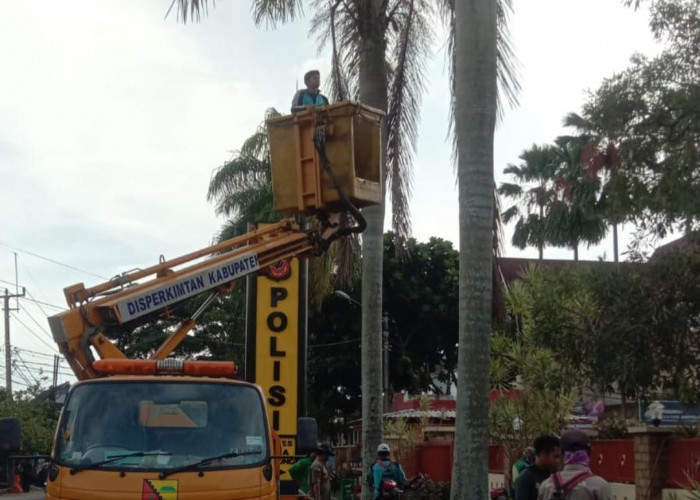 Ciptakan Lingkungan Bersih, Unit Tipikor Polresta Bandung Bersama Disperkimtan Laksanakan Korve