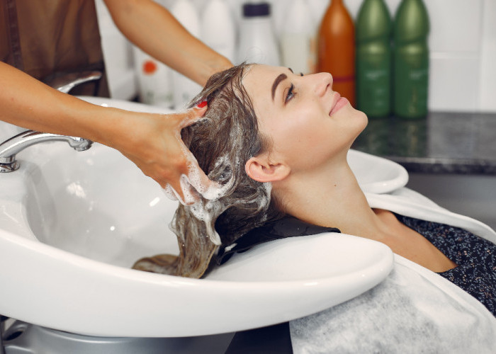 Tips Cara Merawat Rambut Agar Tetap Sehat, Lembut dan Berkilau