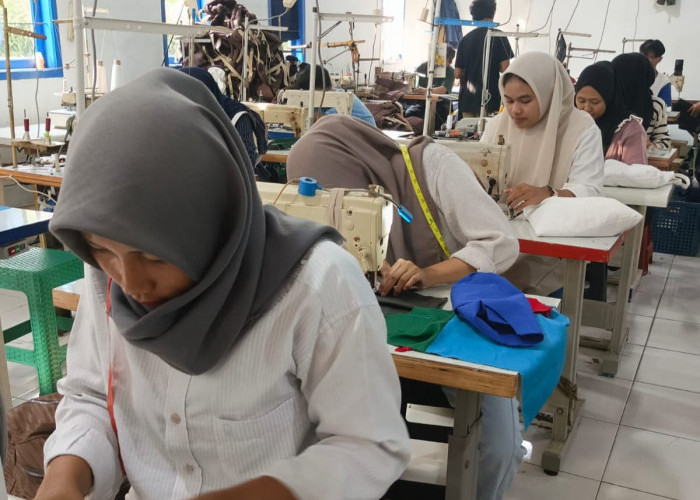 Perkuat Kompetensi Tenaga Kerja Usia Produktif, Pelatihan Menjahit Garmen Digelar di Pamulihan Sumedang