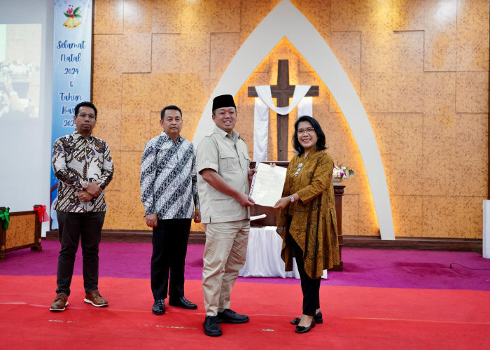 Jelang Perayaan Natal Menteri Nusron Serahkan Sertipikat untuk Gereja yang Berdiri sejak 1968