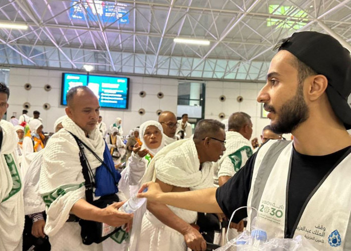 Tiba di Bandara Internasional King Abdul Aziz Jeddah, Jemaah Haji Diberi Air ZamZam Secara Gratis    