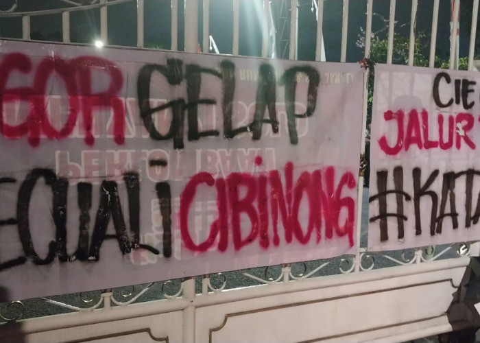 Massa Aksi Long March dari Rumpin Bawa Tulisan 'Bogor Gelap Kecuali Cibinong'
