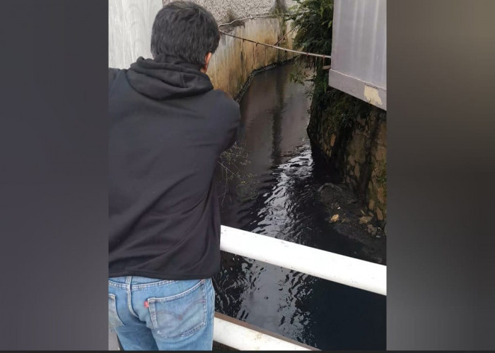 Warga Keluhkan Aliran Sungai di Padaulun Majalaya: Berwarna Hitam Pekat dan Bau