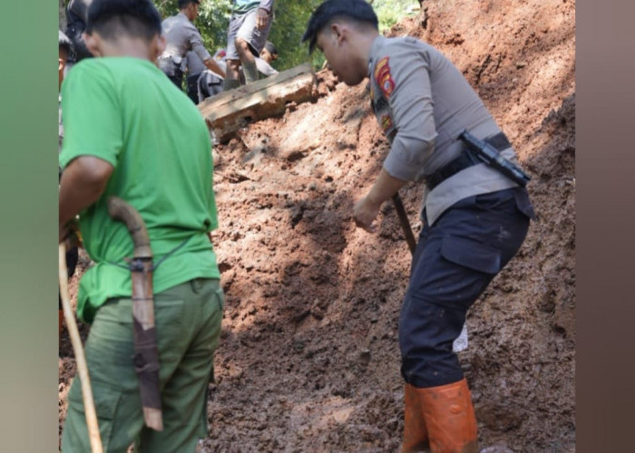 TPT Ponpes Sirojul Munir di Cangkuang Bandung Roboh Imbas Hujan Deras