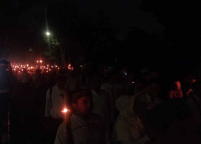 Pawai Obor dan Pakaian Putih Padati Jalan Tegar Beriman hingga Stadion Pakansari