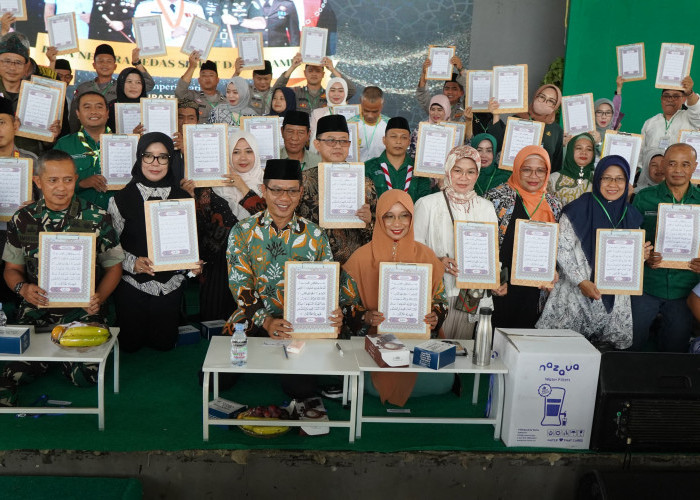 38.300 Peserta Lebih Mengikuti Gerakan Menulis Al-Qur'an di Kabupaten Bandung Sukses Pecahkan Rekor MURI