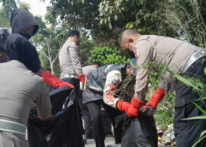 Keluarkan Aroma Tak Sedap, Tumpukan Sampah Liar di Jalan Bhayangkara Dibersihkan Polresta Bandung