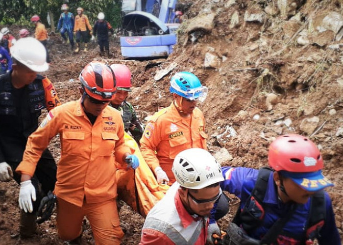 Korban Longsor Empang Ditemukan dalam Posisi Berpelukan