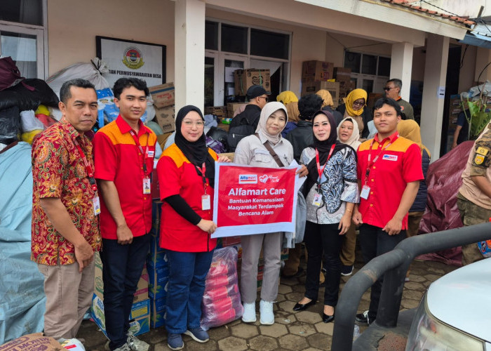 Alfamart Kirim Bantuan Bagi Korban Longsor Cisarua 
