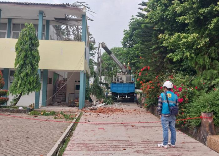 Atap Bangunan SMKN 1 Cileungsi Runtuh, Panik hingga Loncat ke Pohon untuk Selamatkan Diri