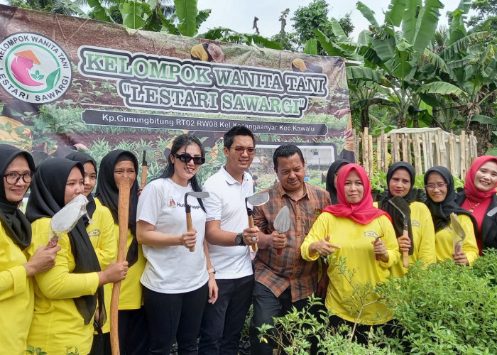 Dukung Sadar Inflasi, Dadan Tri Yudianto Bantu Alat Tani KWT Lestari Sawargi