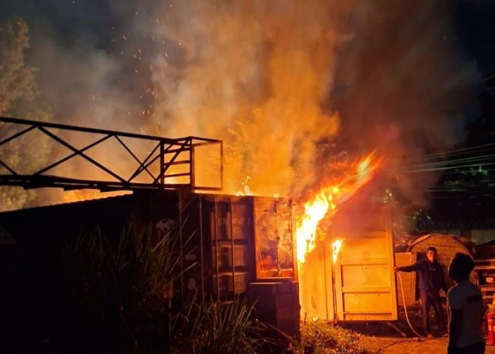 Kontainer Penyimpanan Barang Terbakar, Diduga Akibat Bakar Sampah