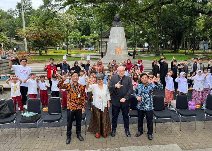 PT Penerbit Erlangga Dorong Indeks Literasi Bandung Lewat Roadshow Perpustakaan Keliling BIMO