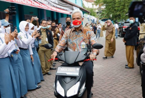 Ganjar Pranowo Kendarai Motor Listrik Molisel Karya Anak Negeri