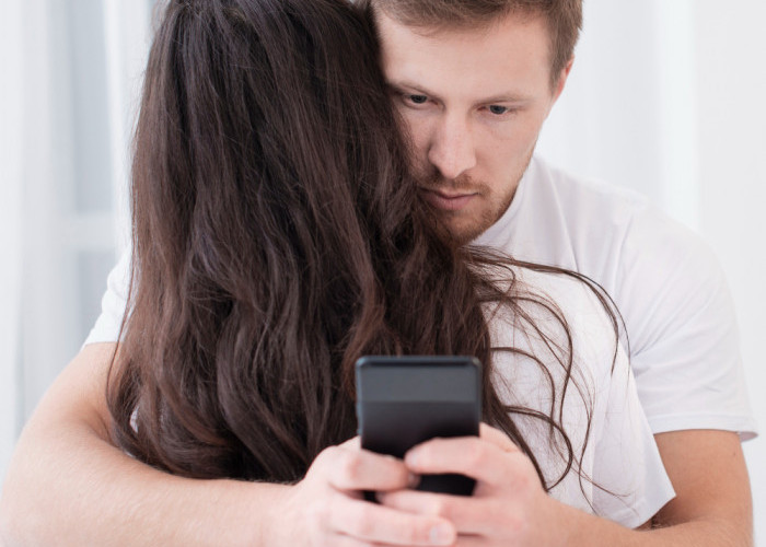 10 Ciri-ciri Pasangan Anda Terdeteksi Selingkuh