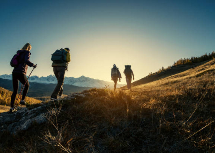 10 Perlengkapan yang Wajib Kamu Bawa Saat Naik Gunung