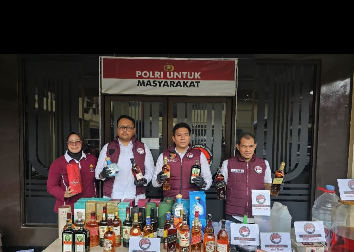 Polresta Bandung Ungkap Peredaran Miras Oplosan Berbahan Berbahaya: Amankan Tiga Tersangka 