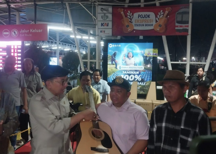 Menteri Fadli Zon Sapa Musisi Jalanan Difabel Netra di Stasiun Bogor