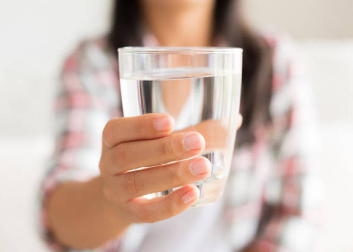 7 Manfaat Minum Air Putih Sebelum Menikmati Kopi