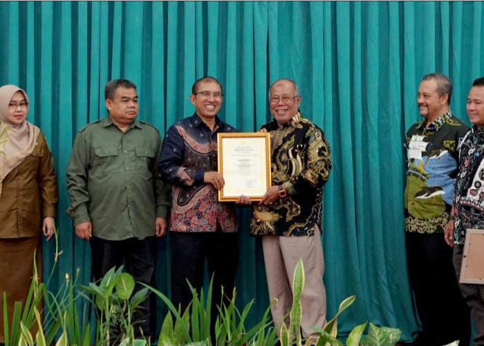 Predikat Tertinggi Kabupaten Sehat, Pj Gubernur Jabar Anugerahi Swasti Saba Wistara untuk Pemkab Bandung