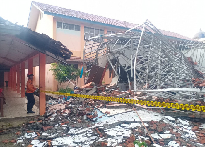 Akibat Bangunan SMKN 1 Gunung Putri Roboh, 42 Pelajar Alami Luka