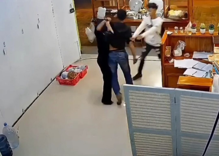 Video Viral! Seorang Pria Kejar Karyawan Bakso Sambil Acungkan Golok di Ciparay Bandung