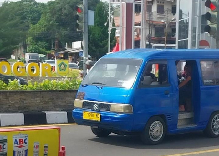 Meski Dilarang Beroperasi Sementara, Angkot Masih Lintasi Kawasan Puncak