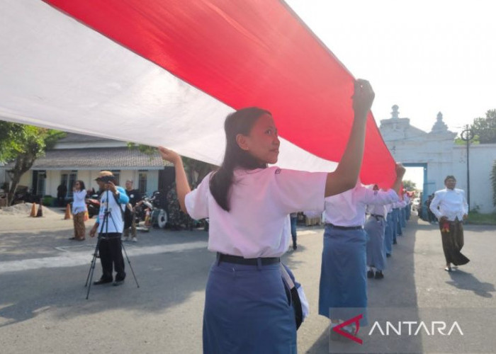 Keraton Surakarta Rayakan Sumpah Pemuda dengan Bendera Merah Putih 1.000 Meter   