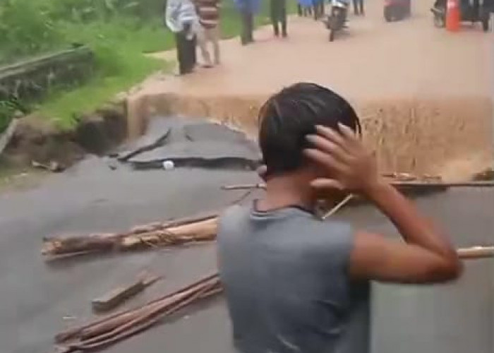 Jembatan Amblas Imbas Hujan Deras