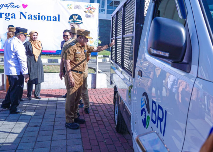 BRI Peduli Serahkan Bantuan Mobil Pengangkut Sampah Ke Pemda Kuningan Sekaligus Dorong Realisasi KUR UMKM 