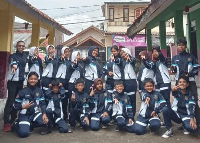 Penyerahan Jaket sebagai Reward Perjuangan anak-anak Paskibra SDN 2 Cipanas