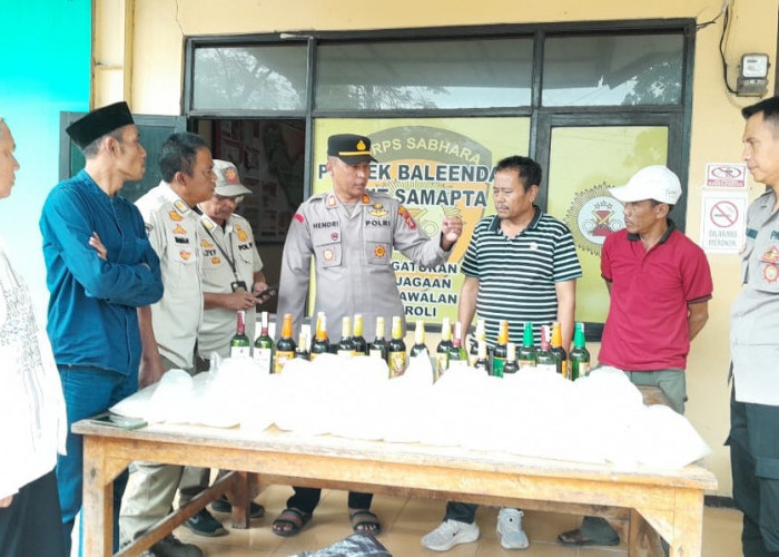 Terima Aduan Warga, Polsek Baleendah Gerebek Sebuah Warung: Sita 20 Botol Miras dan Tuak Siap Edar