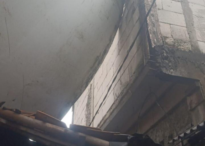 Bangkai Pesawat Hantam Kemang, 43 Rumah Rusak dan 26 Jiwa Ngungsi