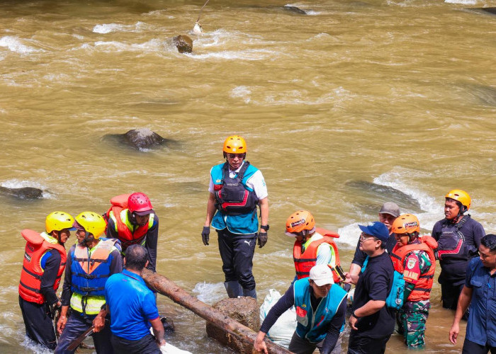 Susur Sungai Ciliwung, Wali Kota Bogor Tegaskan Komitmen Pengelolaan Sampah dari Hulu
